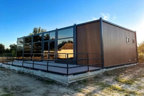 Kontajnerové zostavy pre bývanie alebo komerčnú prevádzku